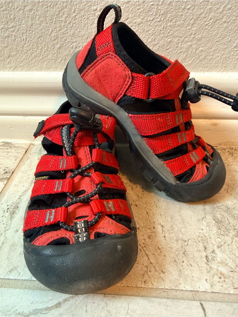 Keen Red and Black Kids Newport Closed-Toe Sandals // Sz 9